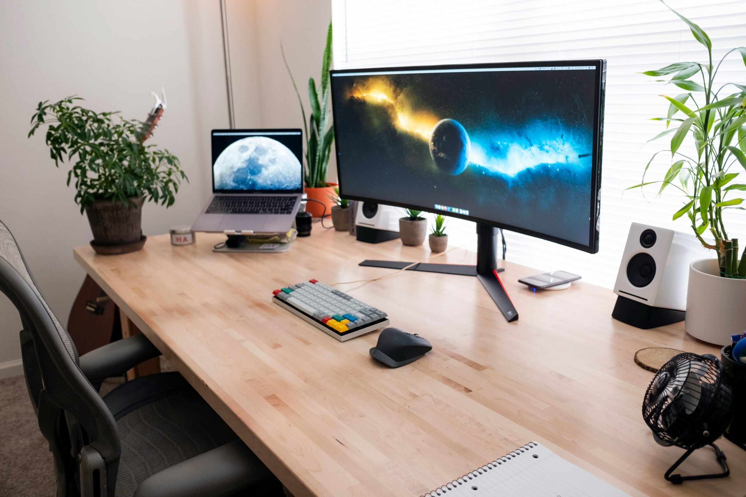 10 Rekomendasi Curved Monitor Terbaik 2026